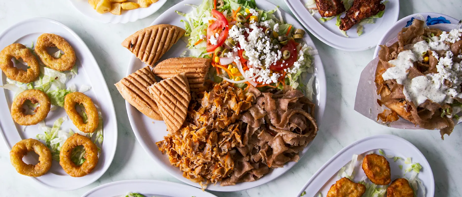 Interior del restaurante XXL KEBAB mostrando el ambiente acogedor y la zona de preparación